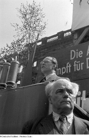 Aufnahmen von den Feierlichkeiten zum 1. Mai 1946 in Berlin : Otto Grotewohl am Rednerpult auf der Tribüne am Berliner Schloss, im Vordergrund Wilhelm Pieck