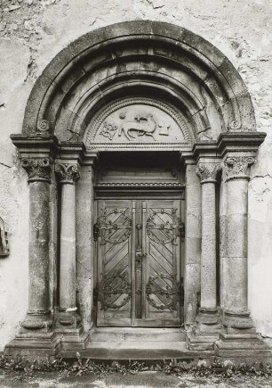 Säulenportal mit Agnus Dei-Darstellung im Tympanon