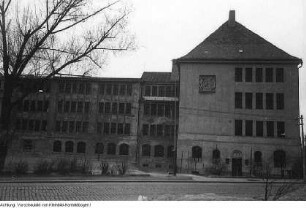 Dresden, Cotta, 34. Bezirksschule, sogenannte Rübezahlschule (ab 1959 34. POS Dresden): Schulgebäude: kriegszerstört, als Ruine und nach dem Wiederaufbau 1950. Im Gebäude wurde die erste Frauendienststelle eingerichtet, April 1950