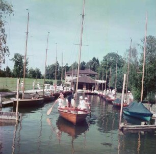 Chiemsee Yachtschule Prien. Boote verlassen den Hafen