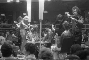 Vorstellung der Frisurenmode 1974 durch die Friseurinnung Karlsruhe