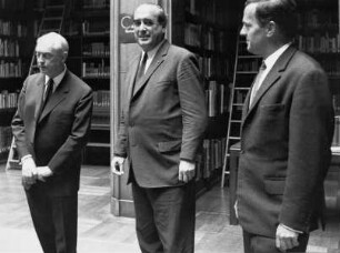 Bernhard Degenhart, Ministerialdirigent Dr. Dr. Walter Keim und Günter Passavant im Zentralinstitut für Kunstgeschichte in München nach der Überreichung der Insignien des Ordens "Pour le mérite für Wissenschaften und Künste" an Erwin Panofsky