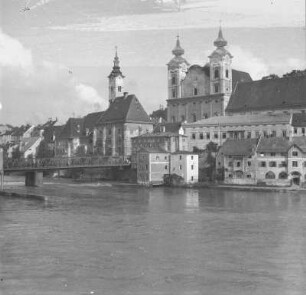 Steyr-St. Michael : Blick auf die Michaelerkirche und den Kirchturm der Pfarrkirche Steyr-St. Michael am Ufer der Steyr.
