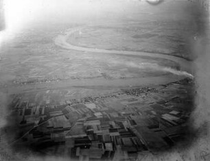 Der Rhein südlich von Köln, das oben links im Morgendunst zu erkennen ist