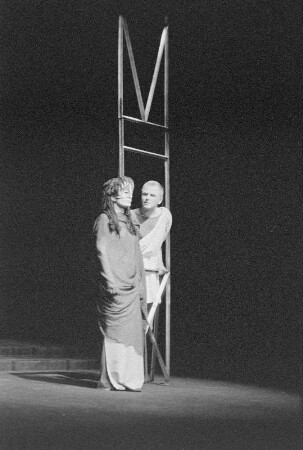 Szenenbilder aus "Die Frauen von Trachis" von E. Pound frei nach Sophokles, Übersetzung E. Hesse, Regie H. Lietzau, Schiller-Theater Berlin, 1959