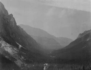 Bewaldetes Tal : Blick in ein bewaldetes Bergtal