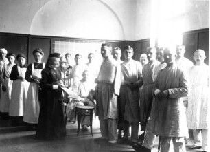 Erster Weltkrieg - Lazarett III Gewerbeschule Karlsruhe. Großherzogin Luise zu Besuch bei den Verwundeten