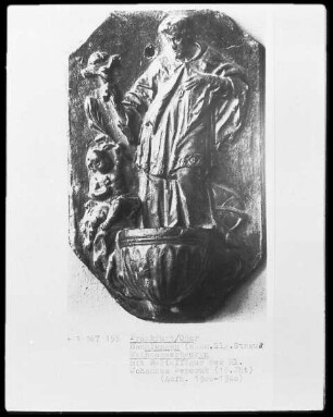 Weihwasserbecken mit Relieffigur des heiligen Johannes Nepomuk