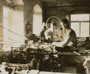 Spielzeugmacher Emil Biermann : Seiffen-Heidelberg, Erzgebirge. Spielzeugmacher Emil Biermann (1877-1933) in seiner Werkstatt