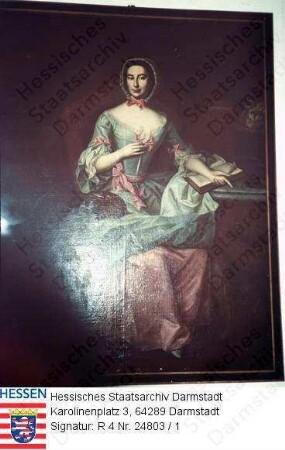 Caroline Landgräfin v. Hessen-Darmstadt geb. Pfalzgräfin v. Zweibrücken-Birkenfeld (1721-1774) / Porträt, ganzfiguriges Bildnis, auf dem Tisch ein Himmelsglobus stehend