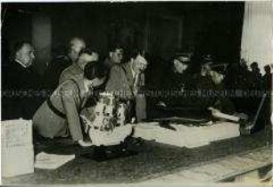 Adolf Hitler mit Geschenken von Arbeitern am 1. Mai
