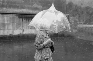 Frau mit Regenschirm : "11. - 13. August 1980 in Brno" (Frau mit Regenschirm)