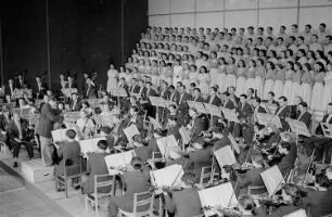 Nationales Kulturensemble der DDR : Blick auf die Bühne mit einem Chor und Orchester