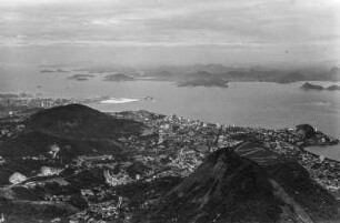 Rio de Janeiro : Blick auf vom Corcovado auf Rio de Janeiro, im Hintergrund Bau des Flughafens Santos Dumont