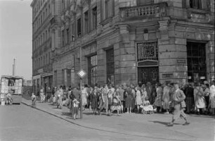 Dresden-Johannstadt, Striesener Straße 49. Warteschlange vor dem HO-Lebensmittelgeschäft