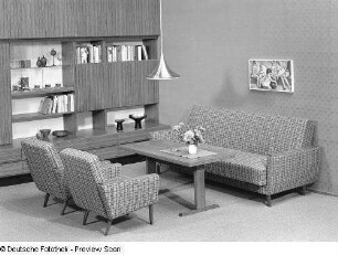 Sitzgruppe : Wohnzimmermöbel (1975; VEB Möbelkombinat Eisenberg). Anbauwand und Sitzgruppe mit Couchtisch