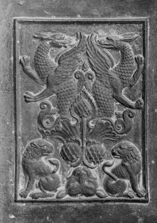 Bronzetür mit Heiligen und der Passion Christi: Ornament mit Greifen und Löwen