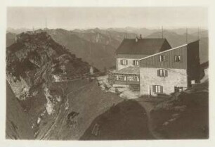 Oberbayern. Mangfallgebirge. Der Wendelsteingipfel (1837 Meter) mit dem unterhalb liegendem Wendelsteinhaus
