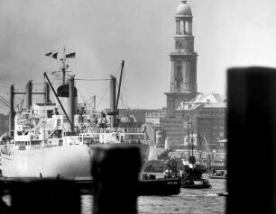 Hamburg. Hafen. Das britische Frachtschiff "Megantic" verlässt den Hafen der Hansestadt. Im Hintergrund das Wahrzeichen Hamburgs - die Hauptkirche "St. Michaelis" ("Michel")