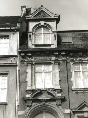 Görlitz, Wilhelmsplatz 2. Wohnhaus (1888). Obergeschoß- und Dachgeschoßfenster