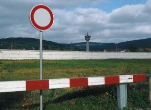 Deutsch-deutsche Grenze : Absperrung und Verkehrsschild an der deutsch-deutschen Grenze nahe Heinersdorf. Im Hintergrund ein Wachturm.