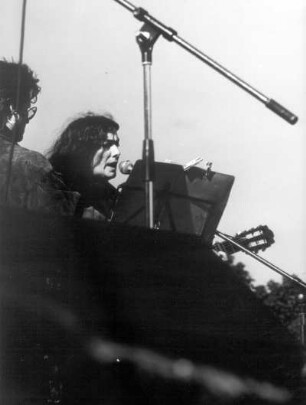 Bettina Wegner : Bettina Wegner (geb. 1947; Liedermacherin, Lyrikerin), singend mit Gitarre