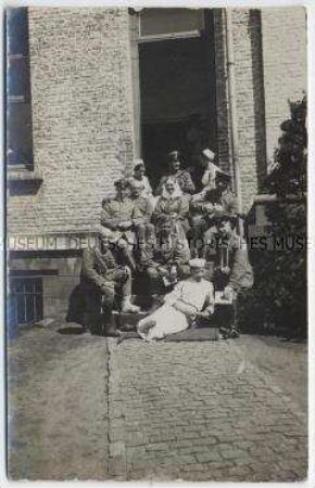 Foto-Postkarte mit einem Gruppenfoto aus einem Kriegslazarett - Personenkonvolut