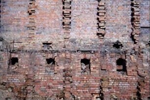 Ziegelei, Teil einer Backsteinwand mit Feuerungsöffnungen