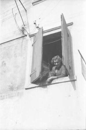Malcesine: Gardasee, Italienerin am Fenster