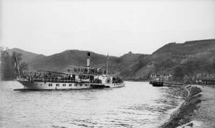 Blick über die Elbe mit Personen-Seitenraddampfer "Karlsbad" (1898, Werft Blasewitz) zum Dubitzer Kirchlein