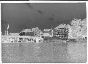 Staustufe Schweinfurt. Straßenbrücke. Lehrgerüst und fertige Schalung für den Überbau auf der Bleichraseninsel. In Bildmitte Rammung der Baugrubenumschließung für Pfeiler 1. Schweinfurter Oberwasserstand = 412 cm.
