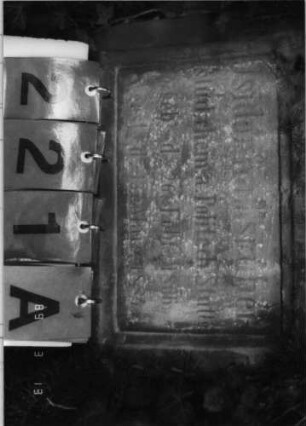 Grabstein 221 (Index: 100093621) Zustand: fast komplette von Efeu bewachsen Maße HxBxT: 242x61x58 cm: Grabstein 221A
