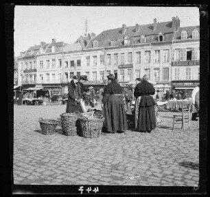 Cambrai (Dep. Nord, Frankreich): Marktplatz mit einem besuchten Markstand