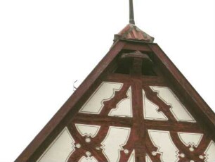 Stadtbild-Kantorat (1510) am Rathausplatz-Ansicht von Süden über Giebelseite-Giebelbereich mit Dachfirst und Wappenschild sowie Fachwerkstruktur im Detail