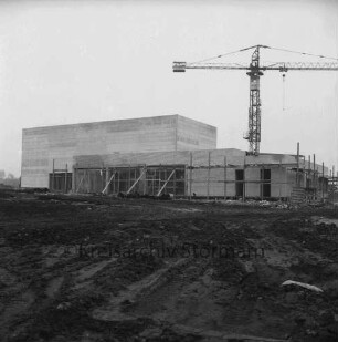 Wasserwerk: Schwarzendamm: Bau: vorn Gebäudeteil mit Grundmauern, Gerüst: davor Baumaterial: dahinter rechts Baukran: hinten links Gebäudeteil vor Fertigstellung: 26. Februar 1971