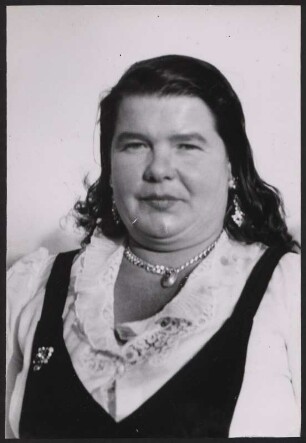 Portrait einer traditionell gekleideten Romni