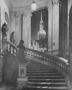 Dresden. Zwinger, Treppe mit Putti am Glockenspielpavillon, Blick zum Hausmannsturm