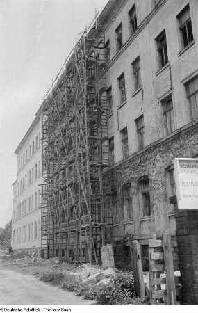 Blick auf die eingerüstete Fassade der Schule