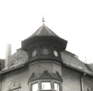 Cottbus, Karl-Liebknecht-Straße 20/Ecke Wernerstraße. Wohn-und Verwaltungsgebäude (um 1900). Turmaufsatz des Eckrisalits