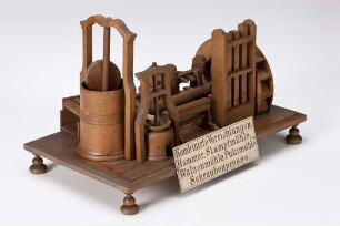 Modell verschiedener Gerätschaften einer Ölmühle, von einem Wasserrad angetrieben, um 1800