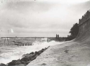 Strand und Wellenbrecher unterhalb des Alexandrinencottages. Blick zur Seebrücke in der Ostsee nach Osten