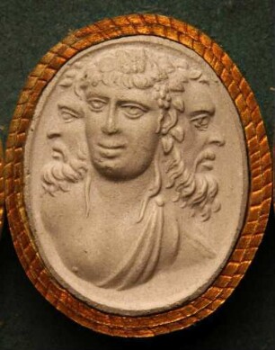 Drei zusammengesetzte Köpfe: Bacchus (Dionysos), Pan und Lusus (Daktyliothek, Supplement)