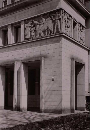 Dresden-Altstadt, Ammonstraße 8. Verwaltungsgebäude des Reichsnährstandes (Reichsbahndirektion, 1938; O. Kohtz). Haupteingang mit Relieffries "Ernten"