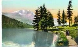 See-Ansicht vor Gebirge
