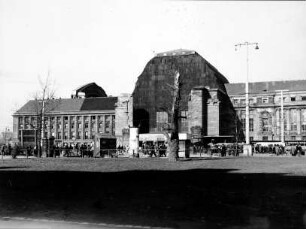 Hauptbahnhof, beschädigte Westhalle mit verkleideter Front