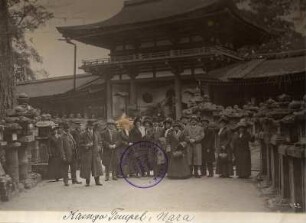 Nara, Japan. Gruppenbild mit Touristen der Hapag vor dem Kasuga-Taisha Schrein mit Heiligen Laternen