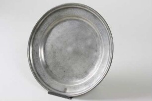Zinnteller mit Monogramm