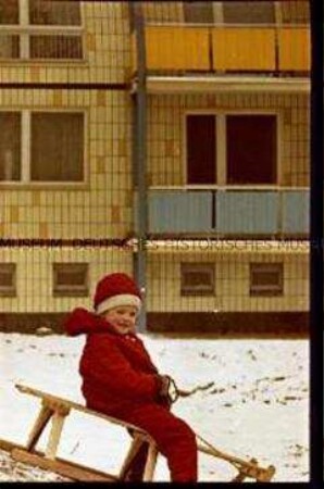 Winter in Berlin: Kind mit Schlitten