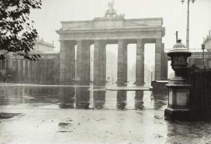 Berlin, Brandenburger Tor : Berlin-Tiergarten. Brandenburger Tor. Ansicht von Westen