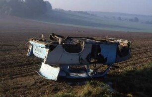 Totalschaden eines Trabant nach Unfall : Wenn ein Auto vom Typ Trabant in einen Unfall verwickelt wird, zersplittert die Duroplast-Karosserie. Aufgenommen ca. 1990 in der DDR